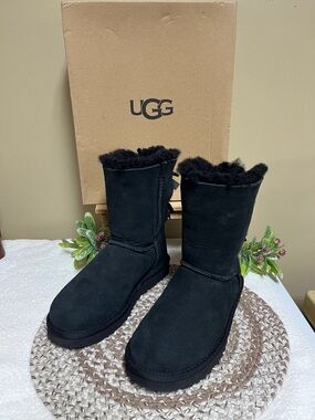 Ugg w/Bailey Bow Women’s (6) Boots